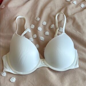 VS Pink White Where Everywhere T-shirt Lightly Lined Bra